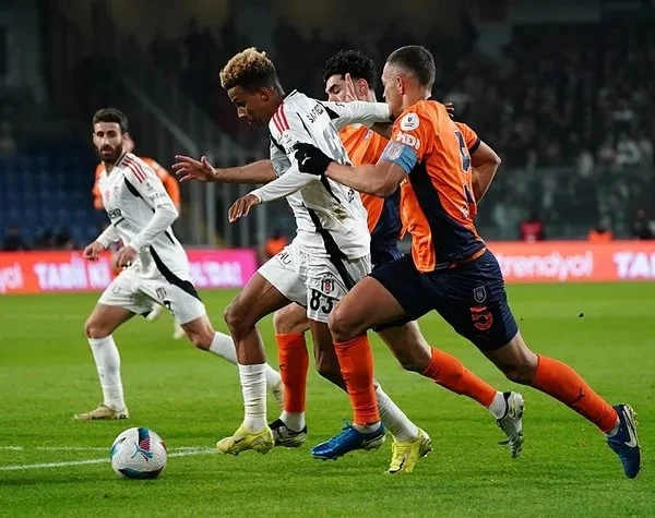 BEŞİKTAŞ’TA SAVUNMA ALARMI Beşiktaş'ta stoper hattındaki eksikler dikkat çekiyor. Gabriel Paulista dışında görev yapabilecek stoper bulunmuyor. Necip Uysal, Felix Uduokhai, Emirhan Topçu sakatlık; Tayyip Talha Sanuç ise ceza nedeniyle forma giyemeyecek.
