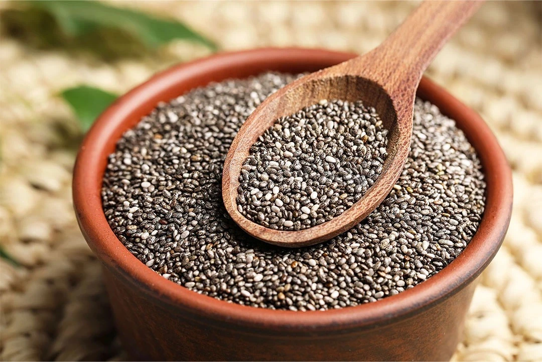 KETEN TOHUMU Bitkisel Omega-3 Kaynağı Keten tohumu, cevizden 3 kat, chia tohumundan ise 1.5 kat daha fazla Omega-3 içeriyor. Ayrıca kırmızı ete göre 2 kat fazla demir, süte göre 2 kat fazla kalsiyum barındırıyor. Lif ihtiyacının %42’sini karşılayan bu tohum, günlük magnezyum ihtiyacının %35’ini ve muzdan %220 daha fazla potasyum içeriyor. %19 protein oranıyla da oldukça besleyici.