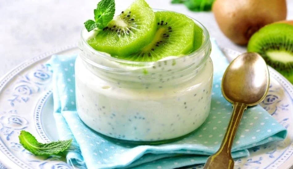 AVOKADO Kalbin ve Cildin Dostu Avokado, böbreklerin düzenli çalışmasını sağlar, kolesterol seviyesini dengeler ve bağışıklığı güçlendirir. Aynı zamanda kansere karşı mücadelede etkilidir. İçerdiği sağlıklı yağlar sayesinde parlak bir cilt ve sağlıklı saçlara kavuşmanıza yardımcı olur.