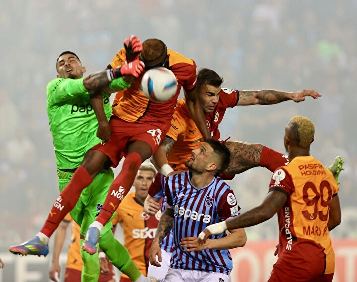 Son 5 maçta Galatasaray üstünlüğü İki takım arasında son dönemde oynanan maçlarda Galatasaray net üstünlük kurdu. Sarı-kırmızılı ekip, Trabzonspor’a karşı oynadığı son 5 resmi karşılaşmadan da galibiyetle ayrıldı.