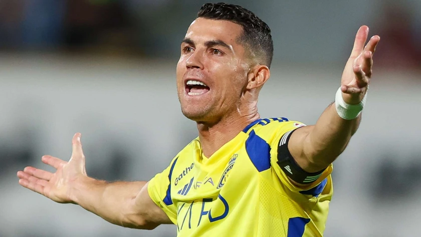 Futbol tarihinin en golcü ismi Kariyerinde 1271 resmi maçta 928 gole imza atan Portekizli yıldız, futbol tarihinin en golcü oyuncusu olarak adını altın harflerle yazdırdı. 5 Ballon d’Or, 4 UEFA Yılın Oyuncusu ödülü, 4 Altın Ayakkabı, 5 Şampiyonlar Ligi kupası ve 1 Avrupa Şampiyonluğu ile tam bir futbol efsanesi haline gelen Ronaldo, hâlâ gündemde kalmaya devam ediyor.