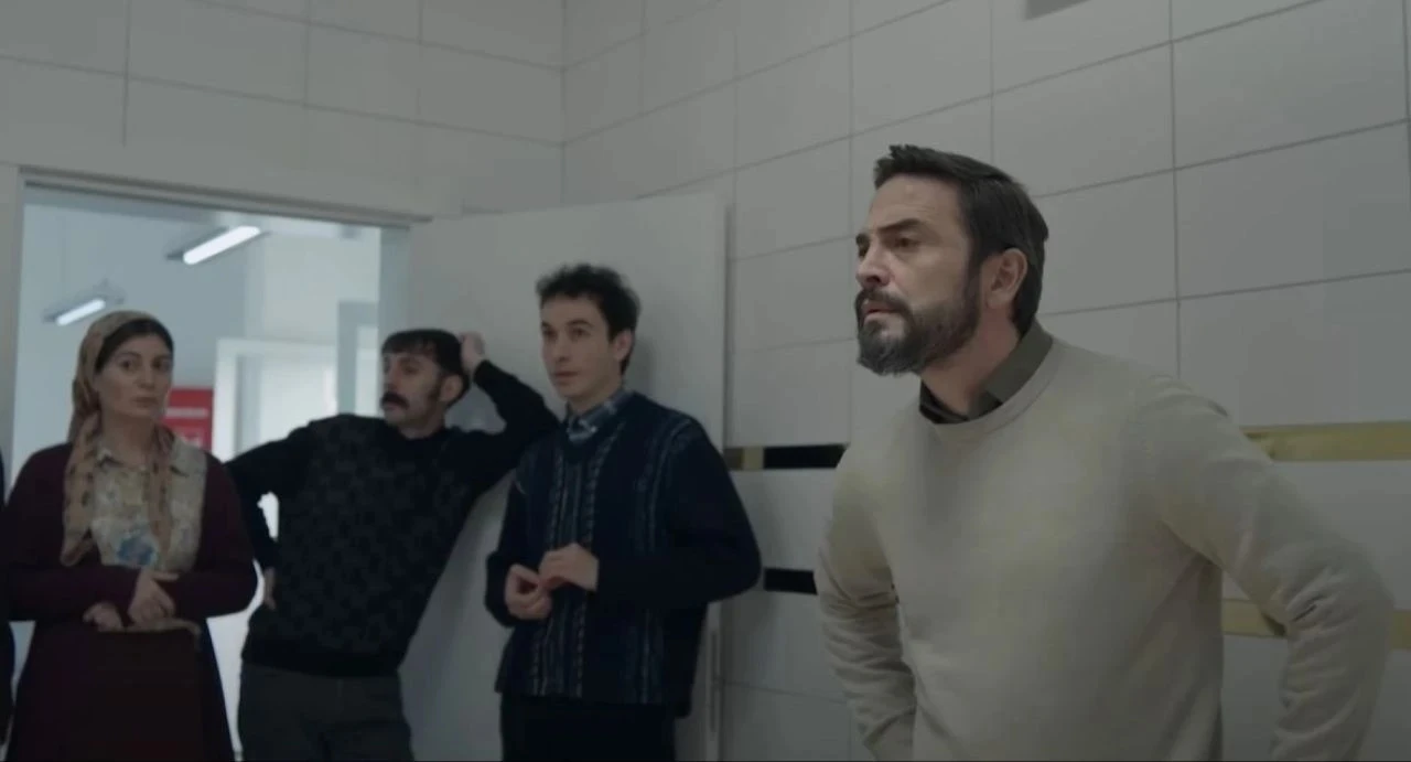 Yeni sezondan bir sahne → Gassal’ın ikinci sezonundan yayınlanan bu kare, karakterler arasındaki gerilimi gözler önüne seriyor. Ahmet Kural’ın Bâki rolündeki etkileyici performansı sahneye damgasını vuruyor.