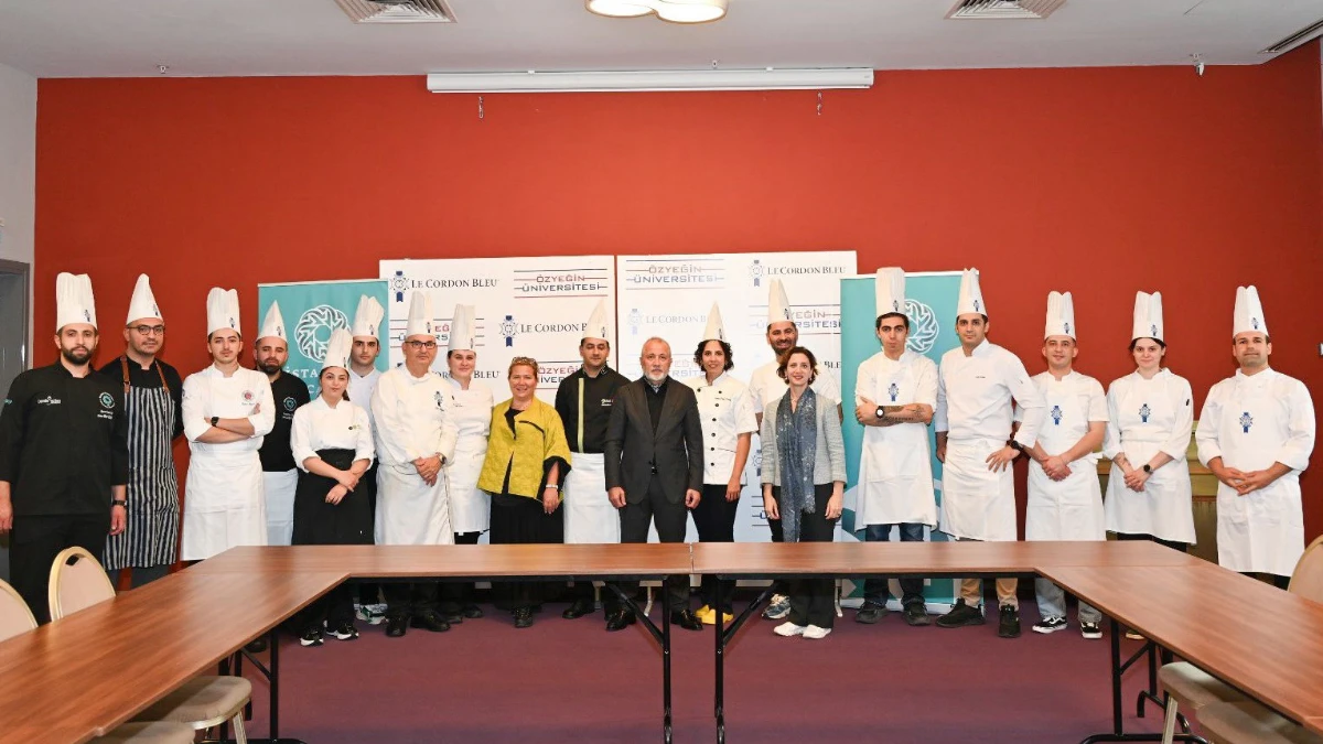 Genç şefler Boğaziçi Lüferi için mutfakta Genç şefler Boğaziçi Lüferi için mutfakta
