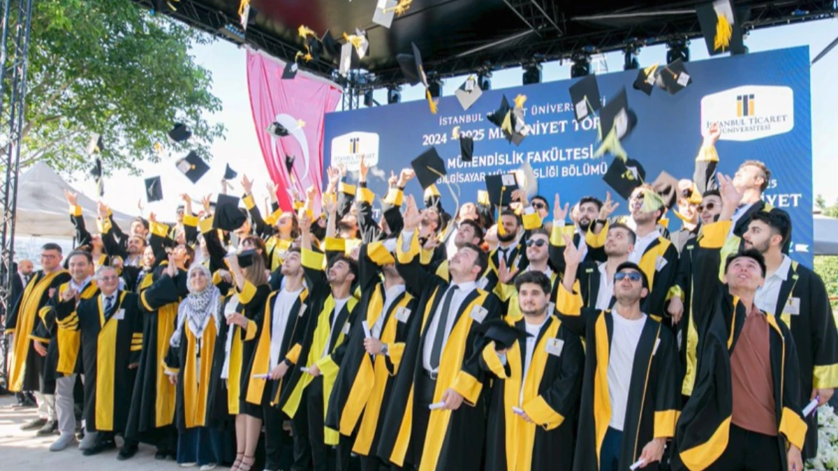 1125 öğrencinin mezuniyet coşkusu 1125 öğrencinin mezuniyet coşkusu