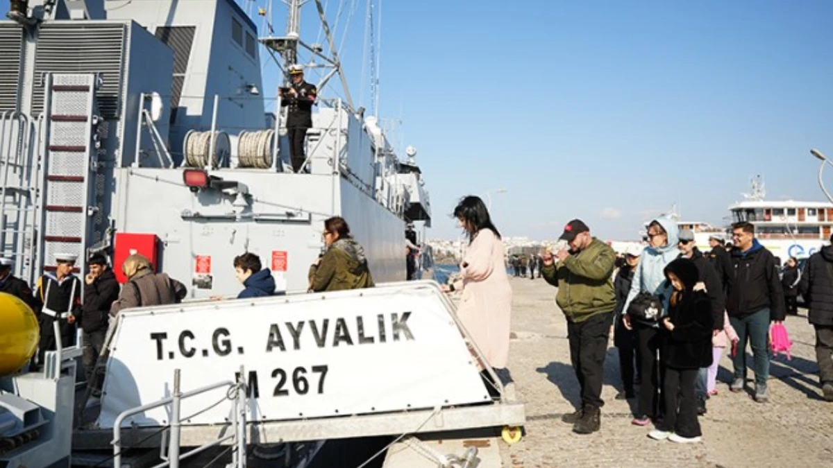 18 Mart etkinlikleri kapsamında Deniz Komutanlığına bağlı gemiler ziyarete açıldı 18 Mart etkinlikleri kapsamında Deniz Komutanlığına bağlı gemiler ziyarete açıldı