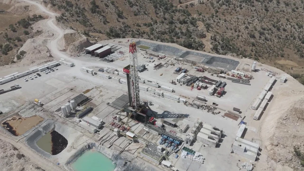 5 bin metre kapasiteli yerli petrol sondaj kuleleri göreve başladı 5 bin metre kapasiteli yerli petrol sondaj kuleleri göreve başladı