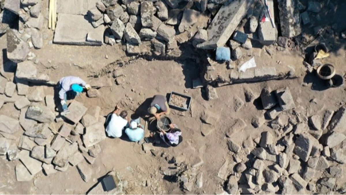 Aigai Antik Kenti’nde Demeter Tapınağı gün yüzüne çıkarılıyor Aigai Antik Kenti’nde Demeter Tapınağı gün yüzüne çıkarılıyor