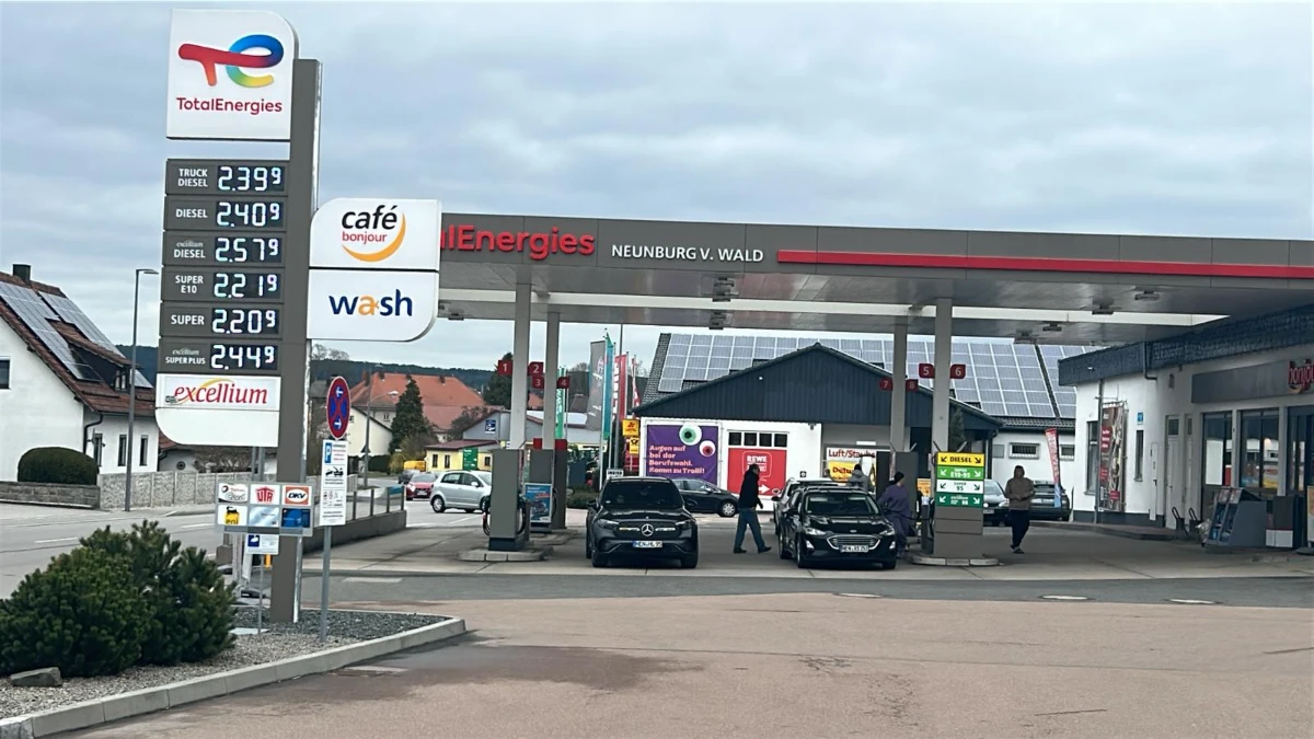 Almanya'da benzinin litresi 2.44 Euro'yu, dizelin litresi 2.57 Euro'yu aştı Almanya'da benzinin litresi 2.44 Euro'yu, dizelin litresi 2.57 Euro'yu aştı