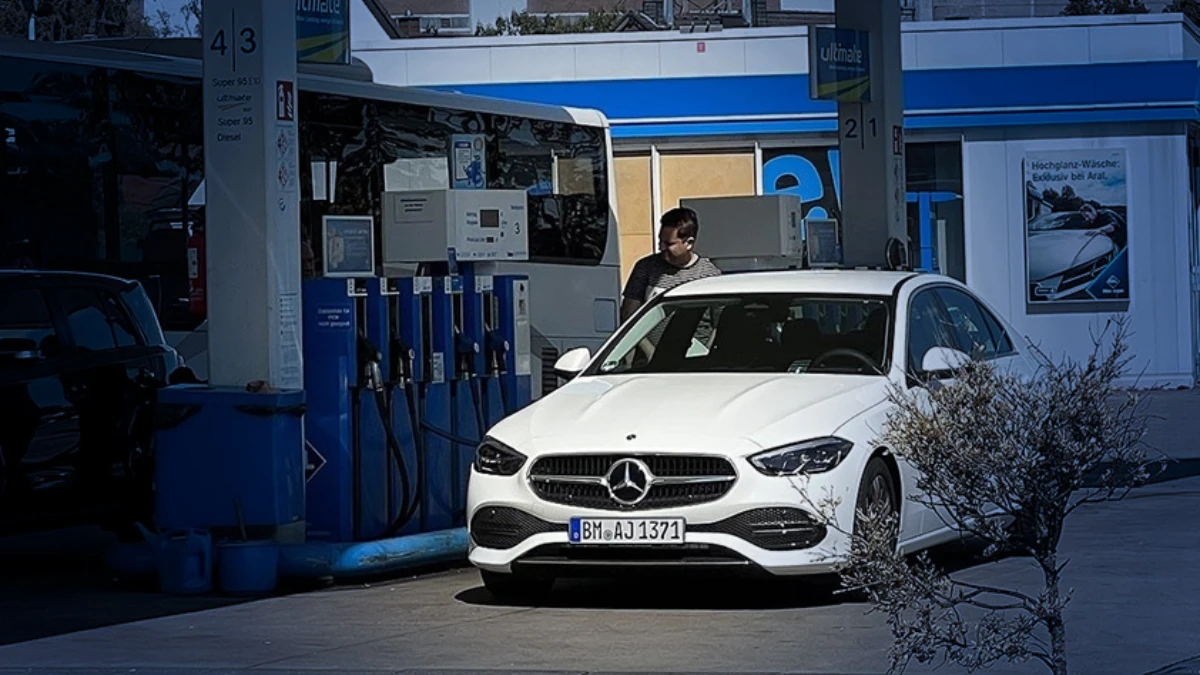 Almanya'dan Polonya'ya yakıt göçü: Sürücüler ucuz akaryakıt için kuyruğa girdi Almanya'dan Polonya'ya yakıt göçü: Sürücüler ucuz akaryakıt için kuyruğa girdi