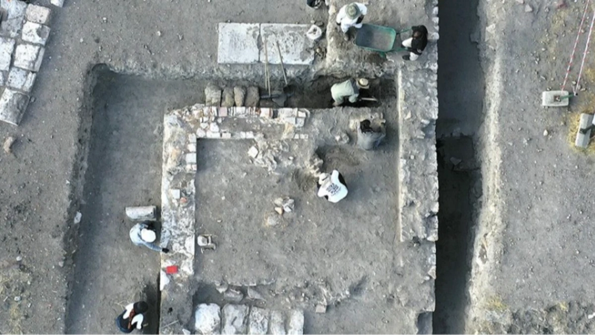 Ani'deki kazılarda Selçuklu dönemine ait kümbet kalıntısı bulundu Ani'deki kazılarda Selçuklu dönemine ait kümbet kalıntısı bulundu