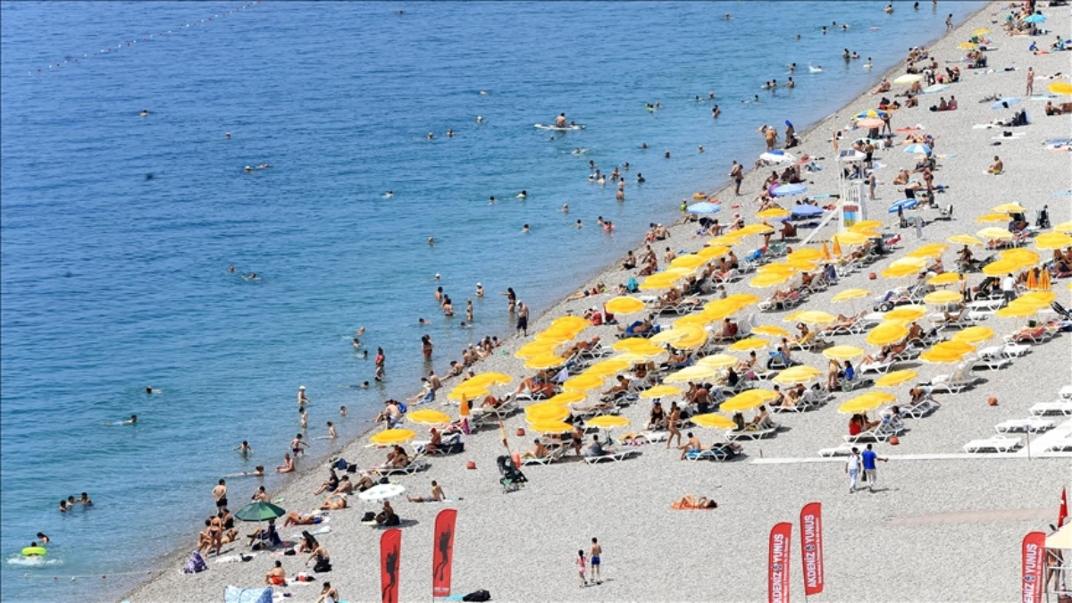 Antalya, Muğla ve Mersin sahillerinde Kurban Bayramı'nın ilk gününde yoğunluk yaşanıyor