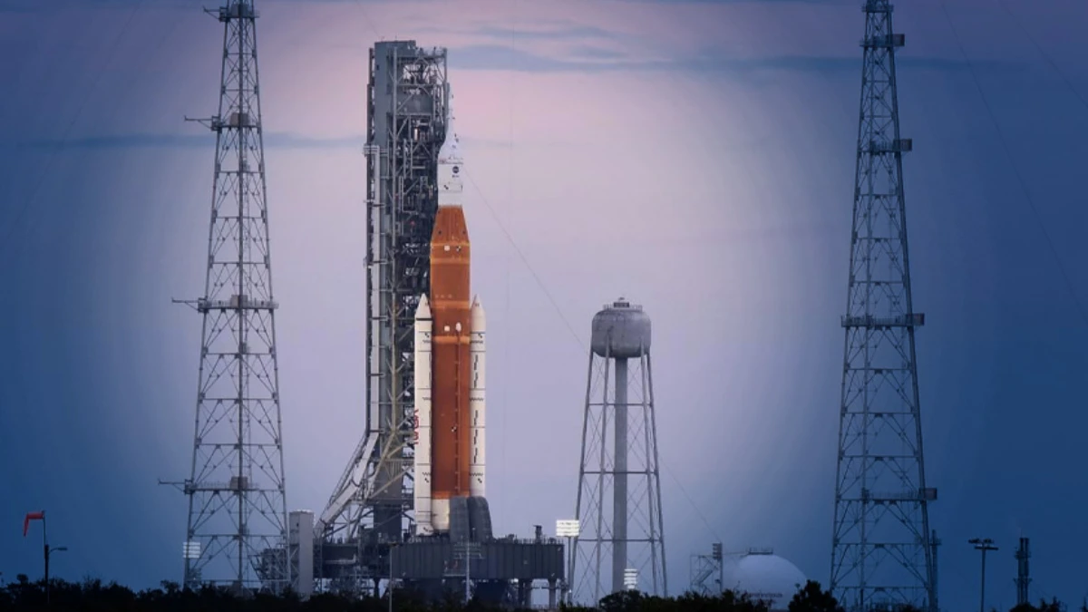 Artemis II'nin ay görevi ertelendi: NASA dev roketi onarım için hangara çekiyor