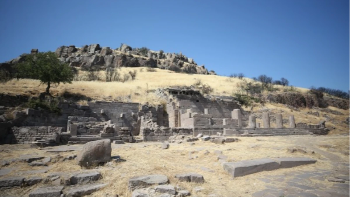 Assos'ta 3 bin 500 yıllık stoa gün yüzüne çıkarılıyor Assos'ta 3 bin 500 yıllık stoa gün yüzüne çıkarılıyor