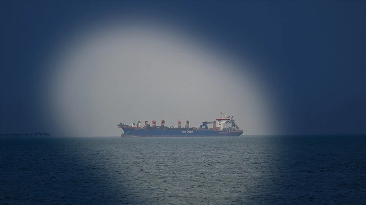 Aylar sonra bir ilk: İran petrolü yüklü 3 tanker Hürmüz Boğazı’ndan geçti