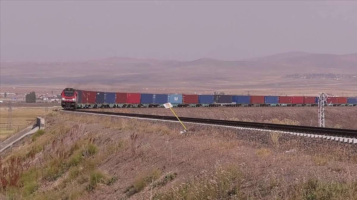 Bakü-Tiflis-Kars Demiryolu hattıyla 7 ayda 250 bin ton yük taşındı Bakü-Tiflis-Kars Demiryolu hattıyla 7 ayda 250 bin ton yük taşındı