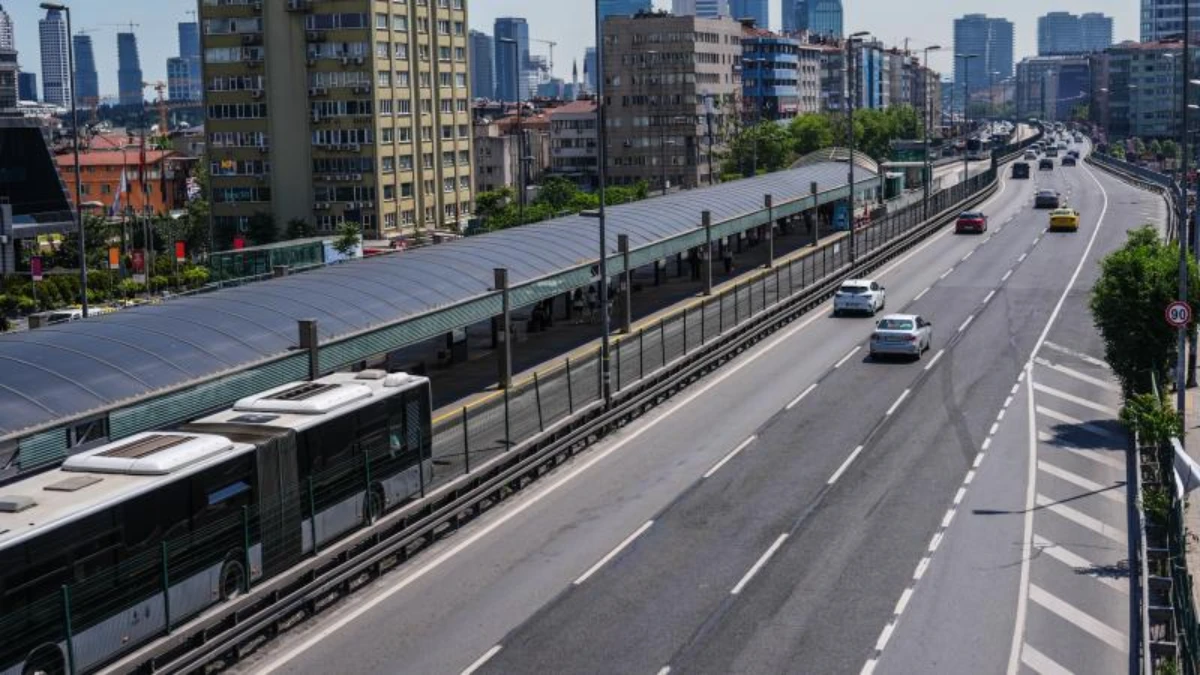 Bayram sabahı İstanbul genelinde yollar ve köprüler boş kaldı Bayram sabahı İstanbul genelinde yollar ve köprüler boş kaldı