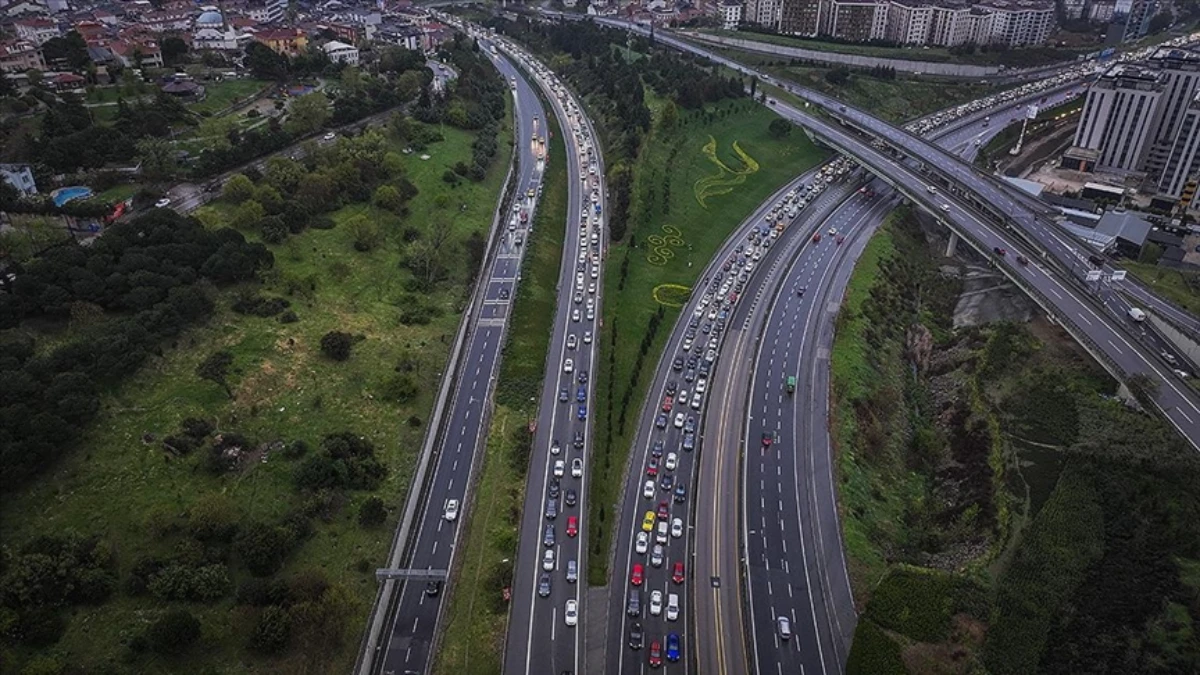 Bayram tatili dönüşü başladı: İstanbul-İzmir Otoyolu'nda yoğunluk