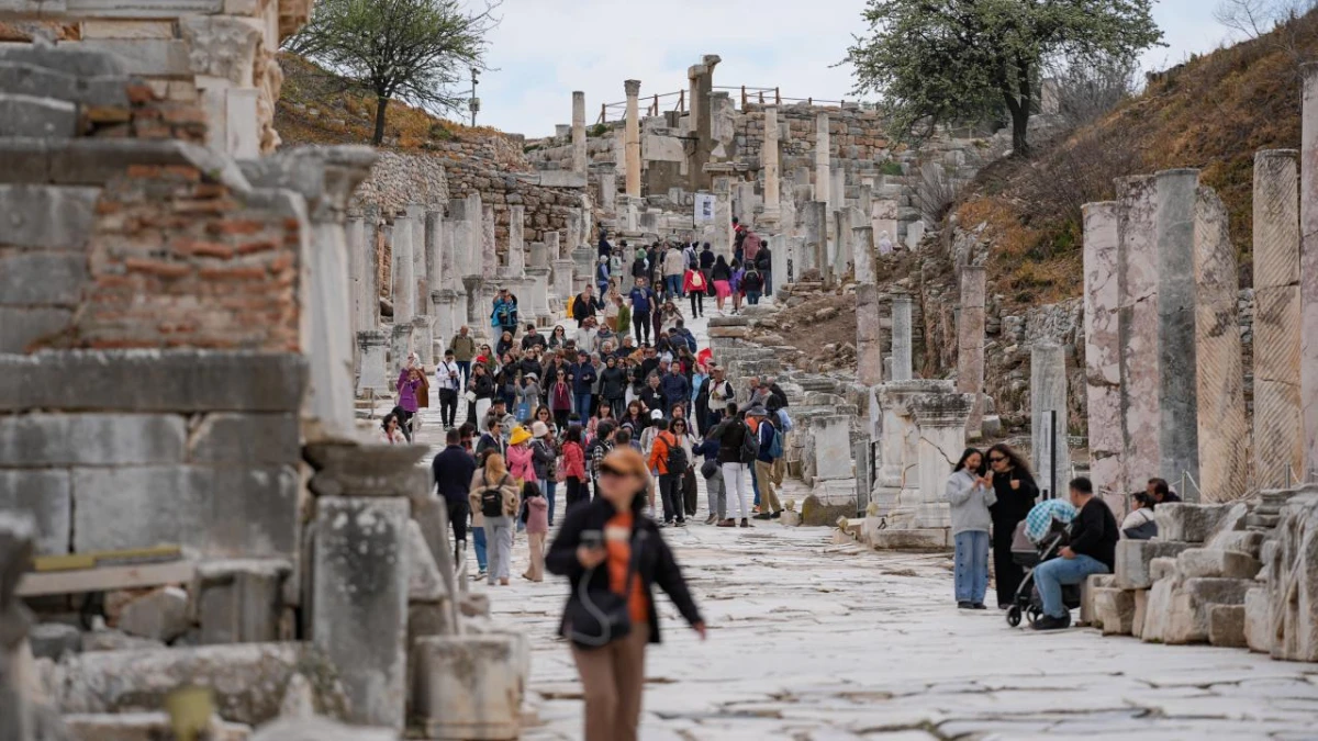 Bayram tatilinde müze ve ören yerlerini 1 milyondan fazla kişi ziyaret etti Bayram tatilinde müze ve ören yerlerini 1 milyondan fazla kişi ziyaret etti