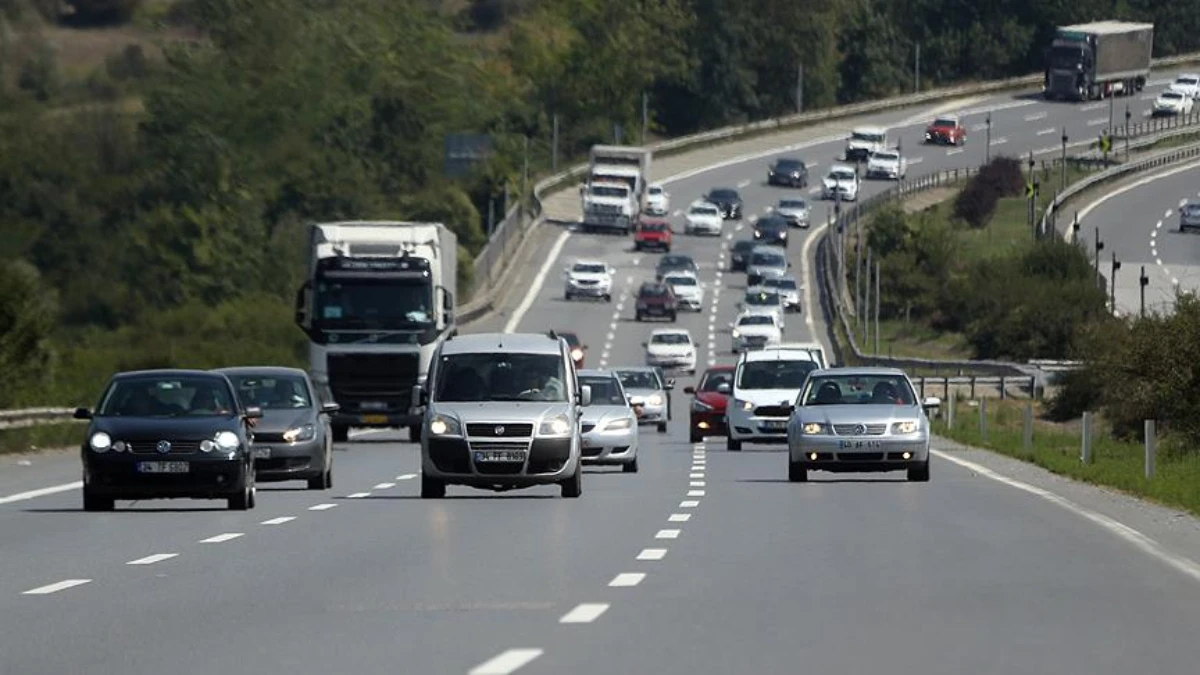 Bayram tatilinde yollar doldu taştı: Otoyollardan 8,4 milyon araç geçti Bayram tatilinde yollar doldu taştı: Otoyollardan 8,4 milyon araç geçti