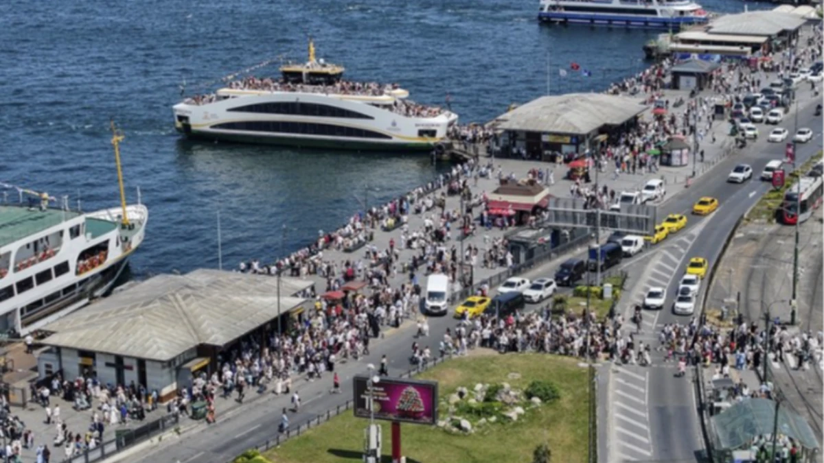 Bayramın üçüncü günü İstanbul'da ziyaretçi yoğunluğu Bayramın üçüncü günü İstanbul'da ziyaretçi yoğunluğu