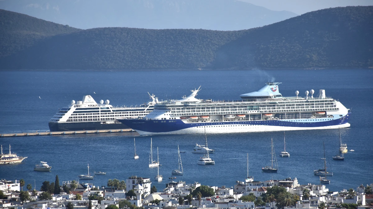 Bodrum'a iki kruvaziyer daha yanaştı! 2 bini aşkın turistle geldi Bodrum'a iki kruvaziyer daha yanaştı! 2 bini aşkın turistle geldi