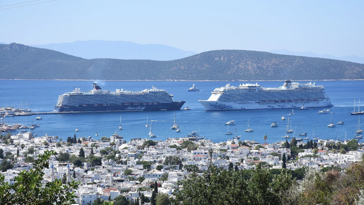 Bodrum'a iki kruvaziyer gemisi yanaştı! 3 bini aşkın turist geldi Bodrum'a iki kruvaziyer gemisi yanaştı! 3 bini aşkın turist geldi
