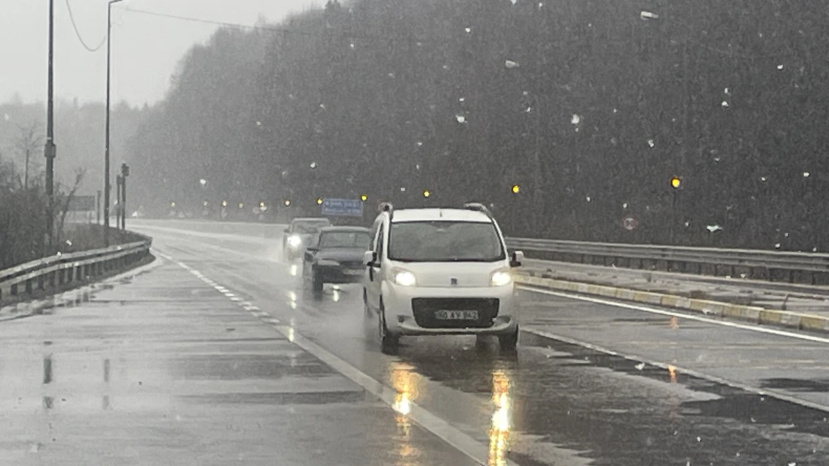 Bolu Dağı'nda geçecekler dikkat! Kar yağışı başladı Bolu Dağı'nda geçecekler dikkat! Kar yağışı başladı