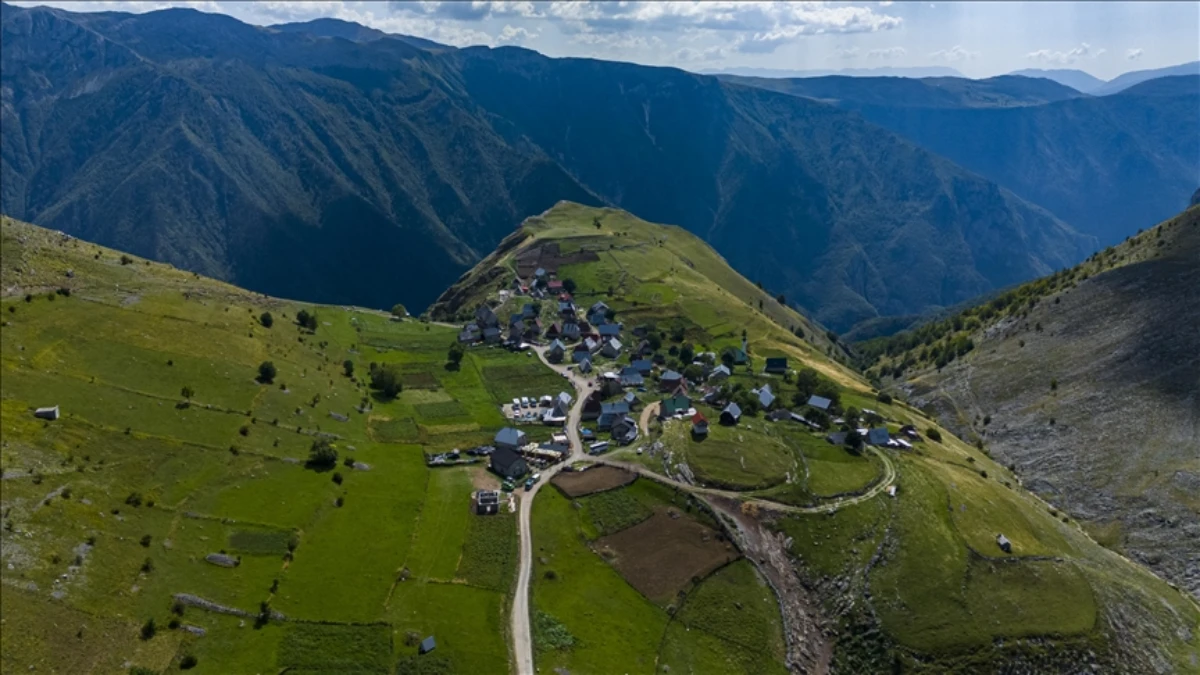 Bosna Hersek'in saklı cenneti Lukomir: Turistlerin uğrak noktası oldu Bosna Hersek'in saklı cenneti Lukomir: Turistlerin uğrak noktası oldu