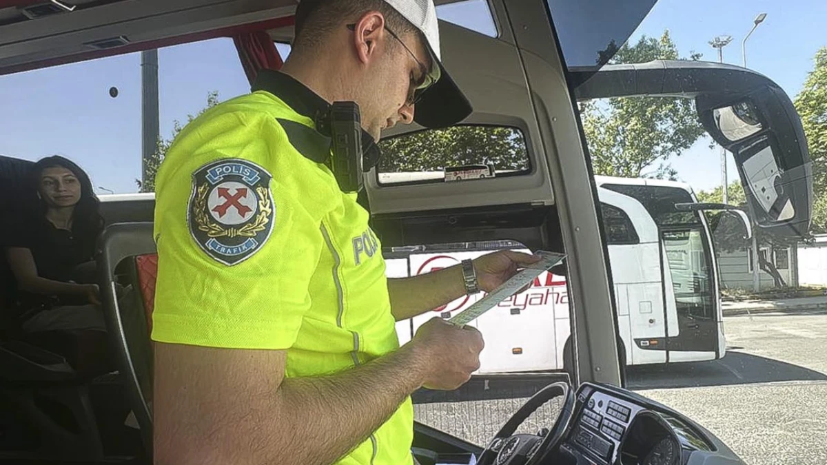 Büyük İstanbul Otogarı'nda dönüş yoğunluğu, polis denetimleri sürüyor Büyük İstanbul Otogarı'nda dönüş yoğunluğu, polis denetimleri sürüyor