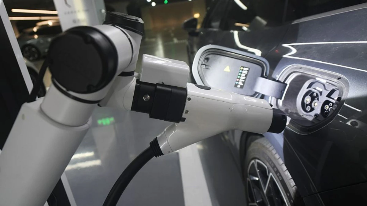 BYD’den şarj eden ve lastik şişiren otonom robot BYD’den şarj eden ve lastik şişiren otonom robot