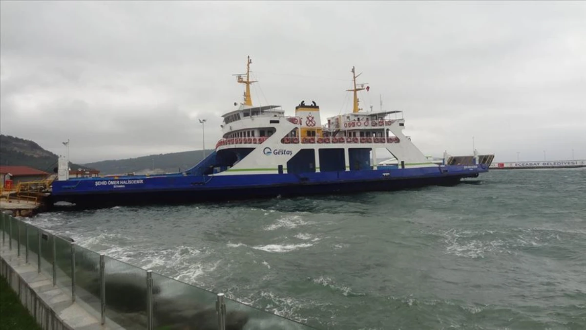 Çanakkale'de gemi trafiğine fırtına engeli Çanakkale'de gemi trafiğine fırtına engeli