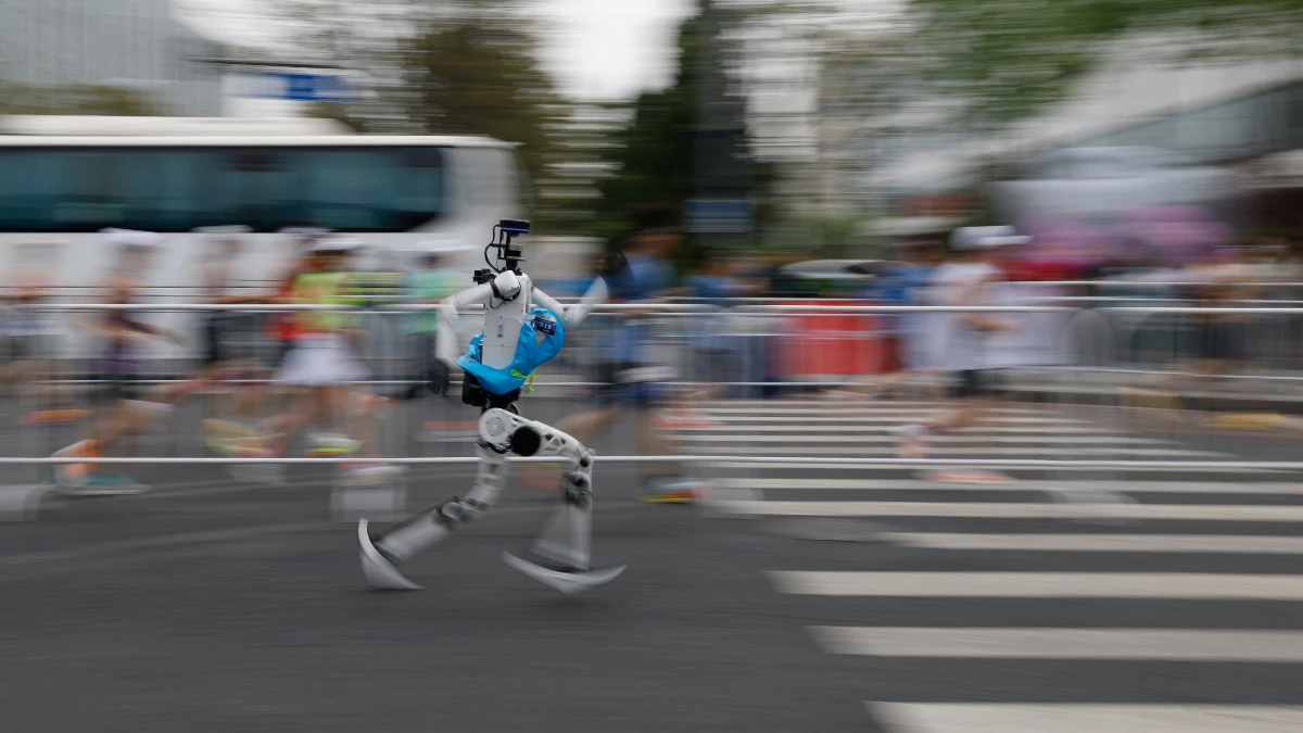Çin’de insansı robot Pekin yarışında dünya rekoru kırdı Çin’de insansı robot Pekin yarışında dünya rekoru kırdı