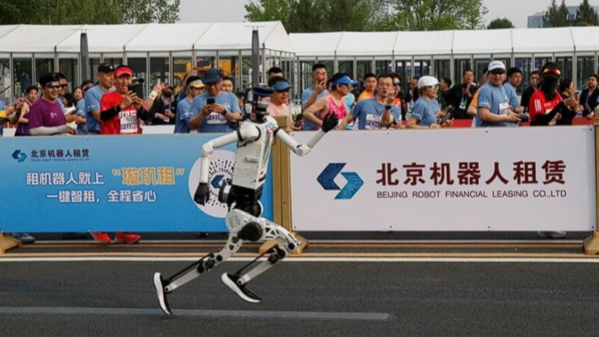Çin'de insansı robotlar yarı maraton dünya rekorunu kırdı Çin'de insansı robotlar yarı maraton dünya rekorunu kırdı