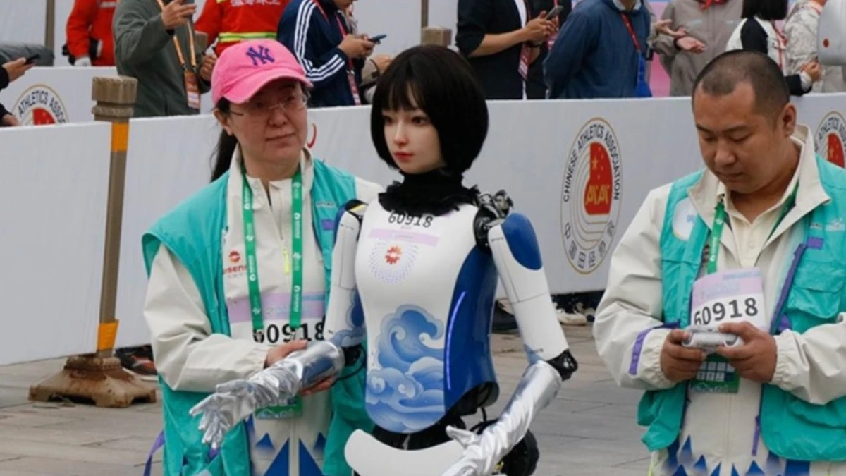 Çin'de insansı robotlar yarı maratonda insanlarla birlikte yarıştı Çin'de insansı robotlar yarı maratonda insanlarla birlikte yarıştı