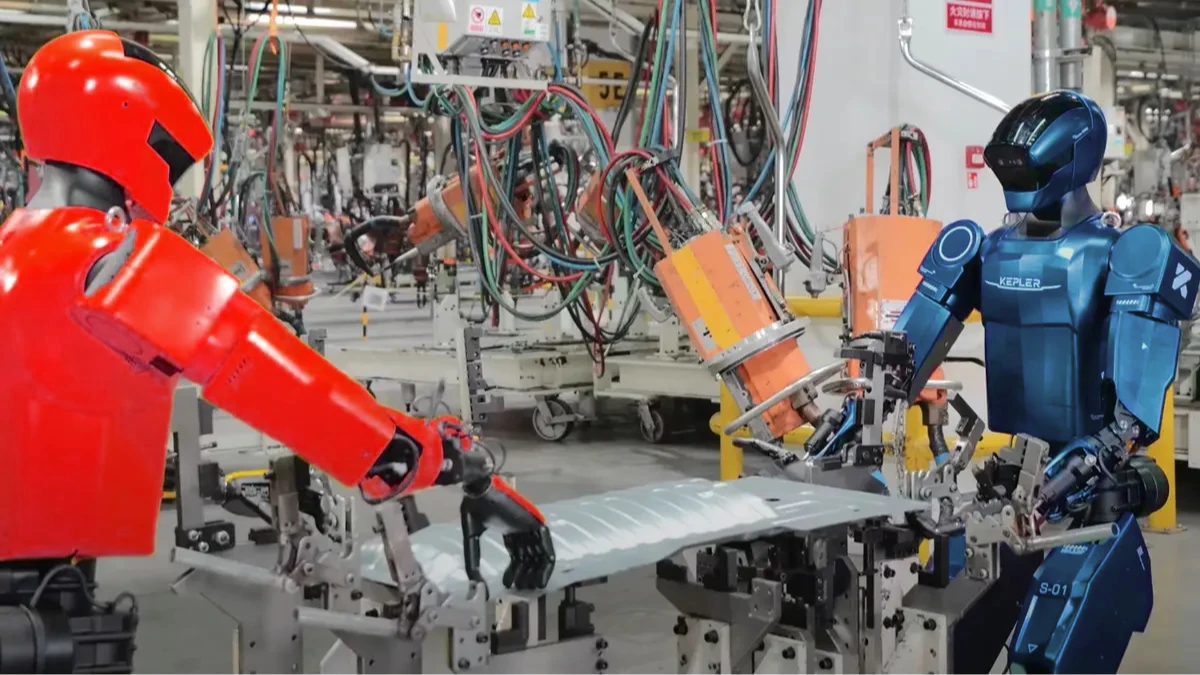 Çin’in yeni nesil insansı robotu fabrikada göreve başladı Çin’in yeni nesil insansı robotu fabrikada göreve başladı