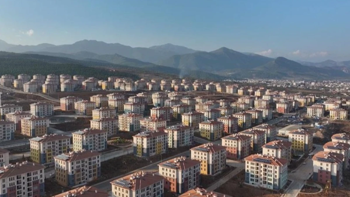 Deprem bölgesinin en küçük hak sahibi yeni yuvasında Deprem bölgesinin en küçük hak sahibi yeni yuvasında