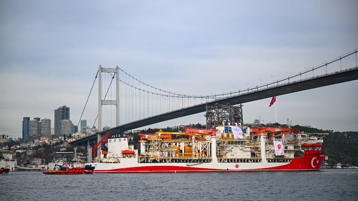 Derin deniz sondaj gemisi Yıldırım İstanbul'dan geçti! Karadeniz'e gidiyor Derin deniz sondaj gemisi Yıldırım İstanbul'dan geçti! Karadeniz'e gidiyor
