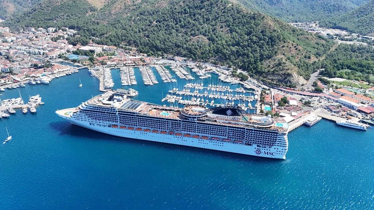Dev kruvaziyer MSC Divina Marmaris'te! 4 bine yakın turist getirdi Dev kruvaziyer MSC Divina Marmaris'te! 4 bine yakın turist getirdi