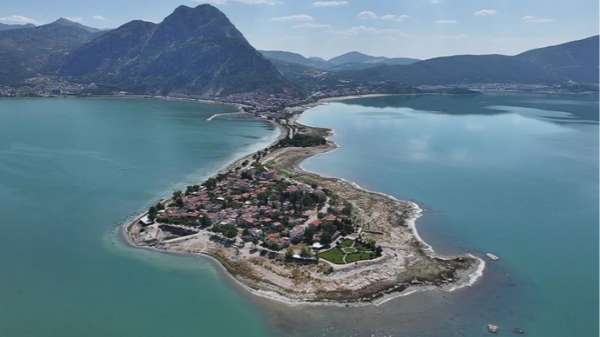 Eğirdir Gölü'ne can suyu verecek proje için imzalar atıldı Eğirdir Gölü'ne can suyu verecek proje için imzalar atıldı