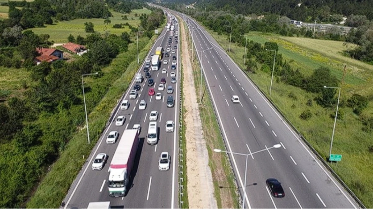 Emniyetten bayram öncesi sürücülere uyarı: Trafik yoğunluğu artacak Emniyetten bayram öncesi sürücülere uyarı: Trafik yoğunluğu artacak