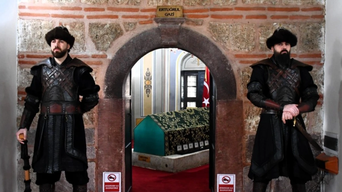 Ertuğrul Gazi Türbesi'nde saygı nöbeti tarihi dokuya uygun şekilde yenilendi Ertuğrul Gazi Türbesi'nde saygı nöbeti tarihi dokuya uygun şekilde yenilendi