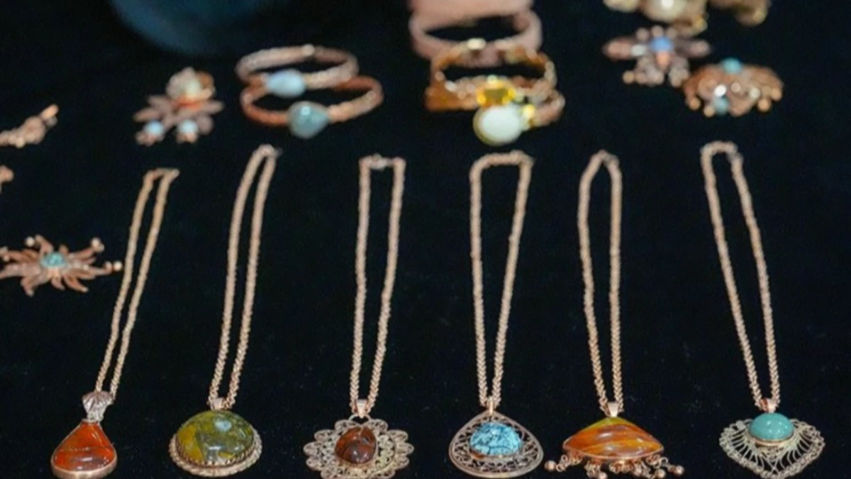 Eski kablolar takıya dönüştü: Diyarbakır’da sıfır atıkla bakırdan sanat eseri üretildi Eski kablolar takıya dönüştü: Diyarbakır’da sıfır atıkla bakırdan sanat eseri üretildi