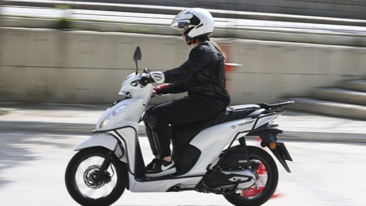 Gazlı motosikleti 4 saatte elektrikli araca dönüştürüyor
