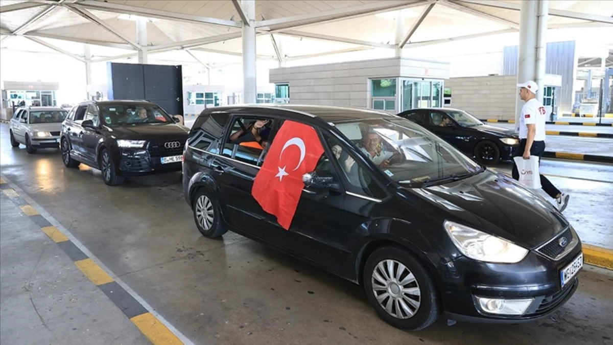 Gurbetçilerin sınır kapısında hızlı geçiş mutluluğu Gurbetçilerin sınır kapısında hızlı geçiş mutluluğu
