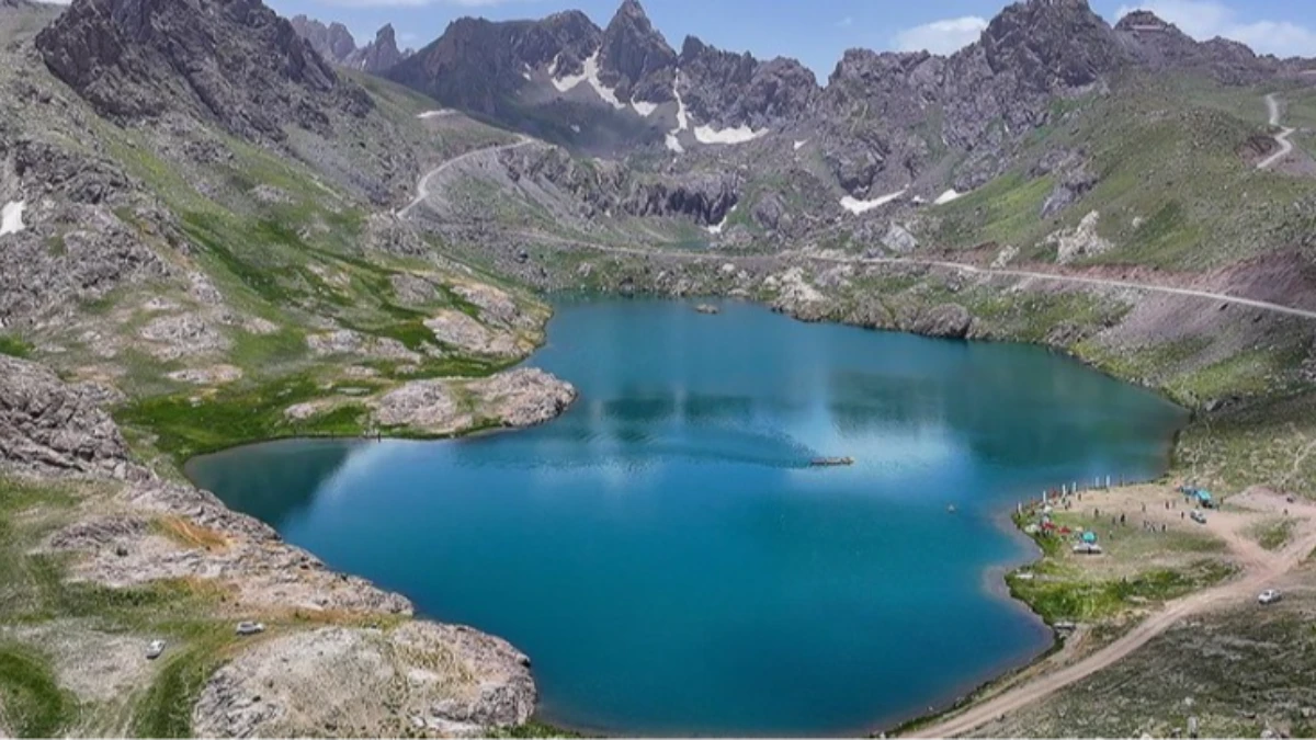 Hakkari doğasıyla büyülüyor: Huzurun yeni turizm rotası oldu Hakkari doğasıyla büyülüyor: Huzurun yeni turizm rotası oldu
