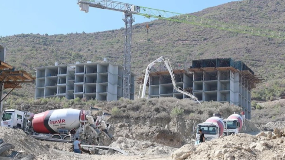 Hatay'da afet konutları ve ticaret merkezlerinin yapımı sürüyor Hatay'da afet konutları ve ticaret merkezlerinin yapımı sürüyor