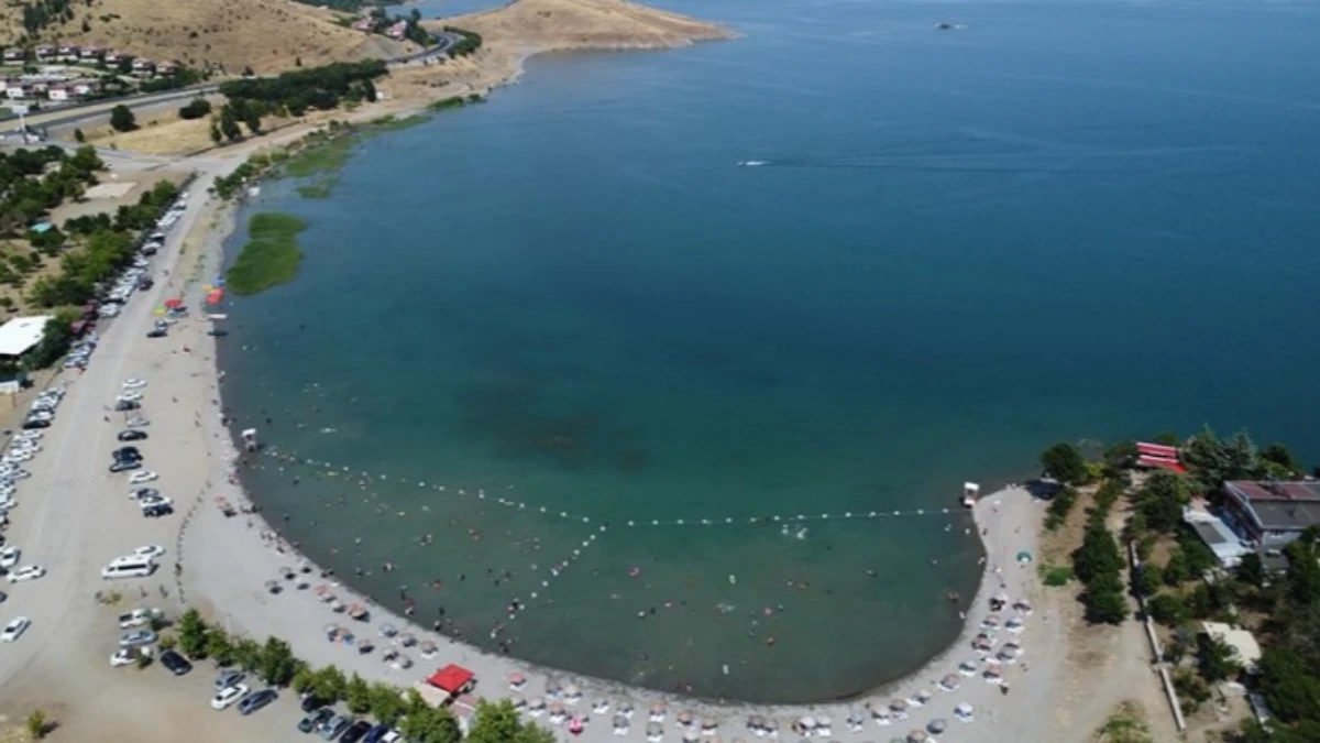 Hazar Gölü sahili kavurucu sıcaktan bunalanların adresi oluyor Hazar Gölü sahili kavurucu sıcaktan bunalanların adresi oluyor