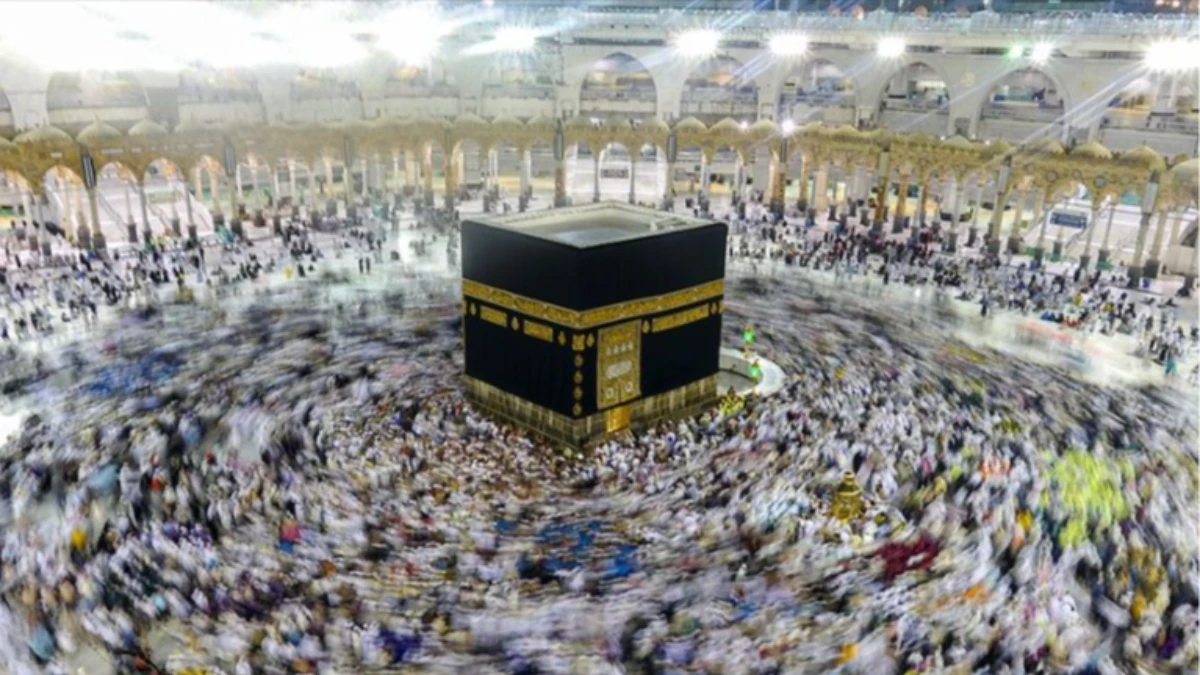 Hicri yılın başlamasıyla birlikte Kabe'nin örtüsü yenilendi Hicri yılın başlamasıyla birlikte Kabe'nin örtüsü yenilendi