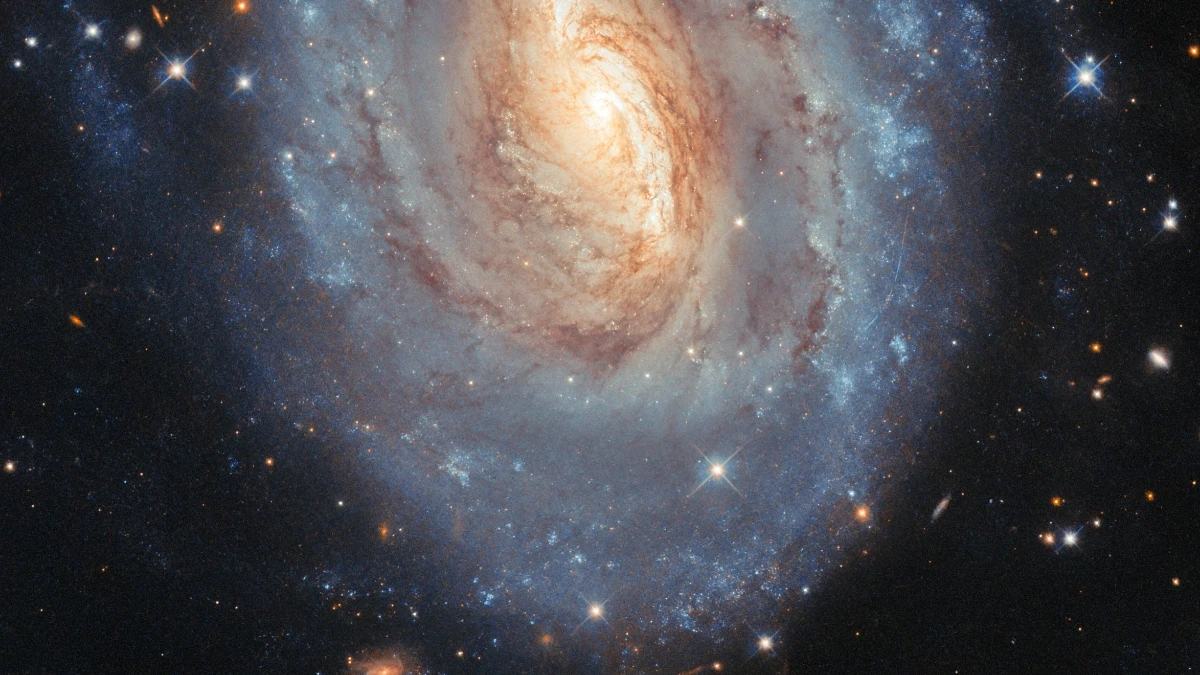 Hubble, yeni galaksi keşfetti: Altın çekirdek ve süpernova izleri Hubble, yeni galaksi keşfetti: Altın çekirdek ve süpernova izleri