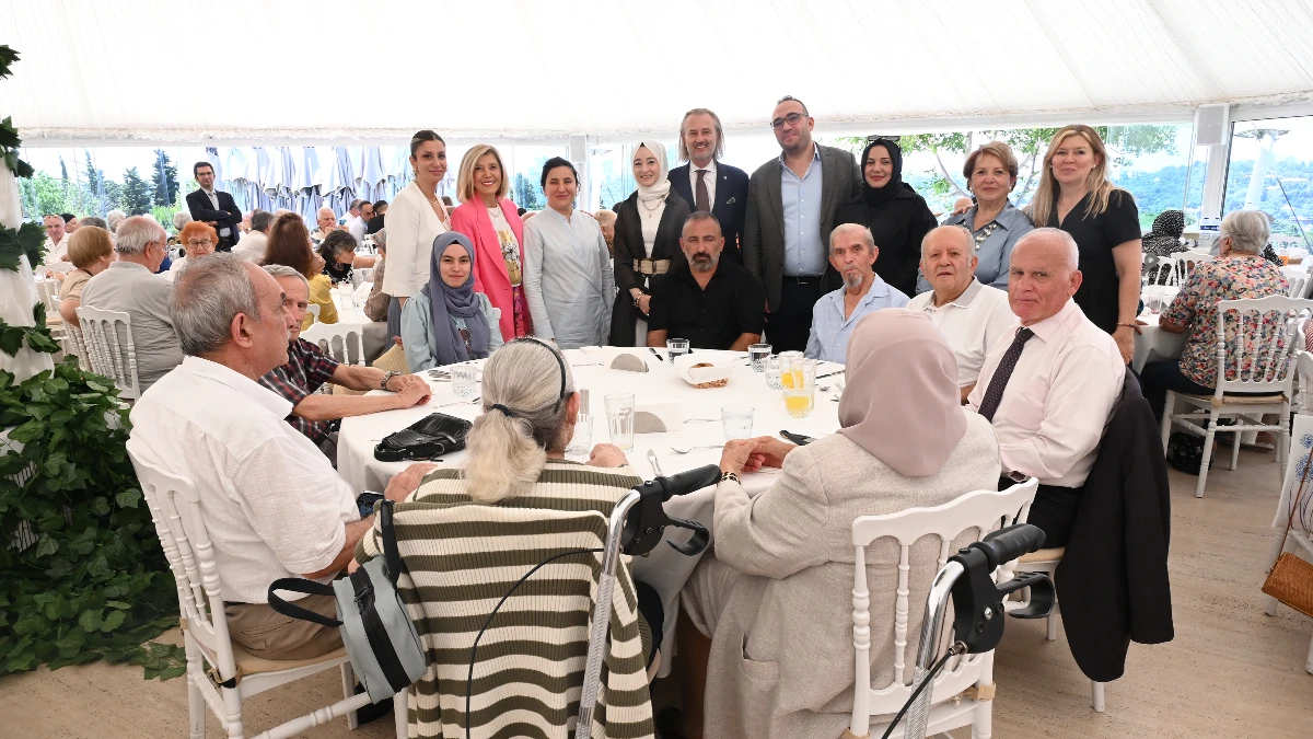 Huzurevi sakinleri Cemile Sultan’da bir araya geldi Huzurevi sakinleri Cemile Sultan’da bir araya geldi